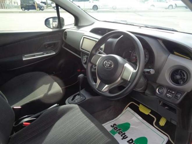 ヴィッツ1.3 F 4WD　ワンオーナー　スマートキー　バックカメラ 1300