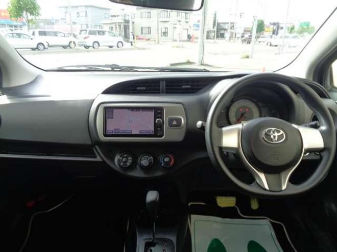 ヴィッツ1.3 F 4WD　ワンオーナー　スマートキー　バックカメラ 1300