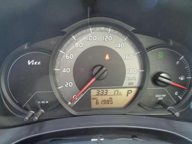 ヴィッツ1.3 F 4WD　ワンオーナー　スマートキー　バックカメラ 1300