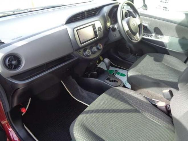 ヴィッツ1.3 F 4WD　ワンオーナー　スマートキー　バックカメラ 1300