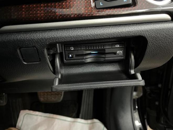 クラウンハイブリッドロイヤルサルーン　Ｆｏｕｒ　後期型　本州仕入　ワンオーナー　寒冷地仕様　禁煙車　ＷＡＫＯＳバリアスコーティング済　純正１６インチＡＷ　社外１６ＡＷ＋スタッドレスタイヤ付　純正ナビ（フルセグ地デジ　ＤＶＤ再生　Ｂｌｕｅｔｏｏｔｈ対応）＋バックカメラ　プリクラッシュセーフティ　レーダークルーズコントロール　フロントガラス熱線　ステアリングヒーター　ミラーヒーター　両席パワーシート　タイミングチェーン車　純正ＬＥＤヘッドライト＆フォグ　横滑り防止装置　ＥＴＣ 4WD 2500 4Dr