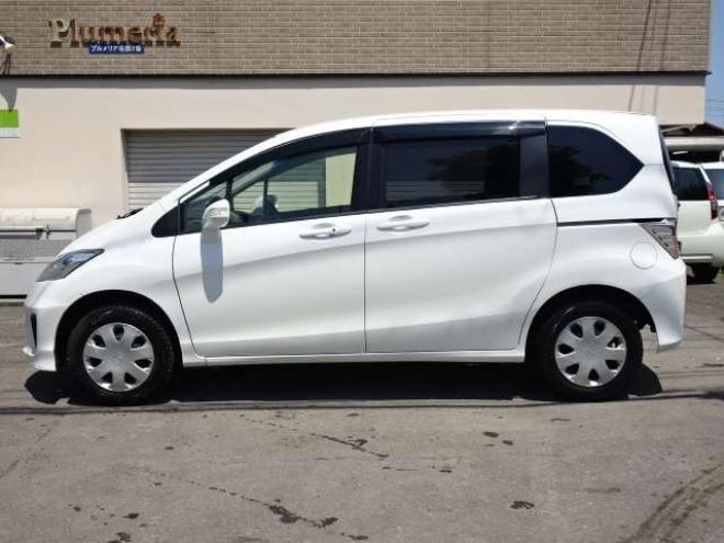 フリード1.5 G プレミアムエディション 4WD　本州車 保証1年 Wパワスラ 後席TV Bカメラ 1500