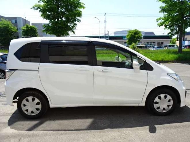 フリード1.5 G プレミアムエディション 4WD　本州車 保証1年 Wパワスラ 後席TV Bカメラ 1500