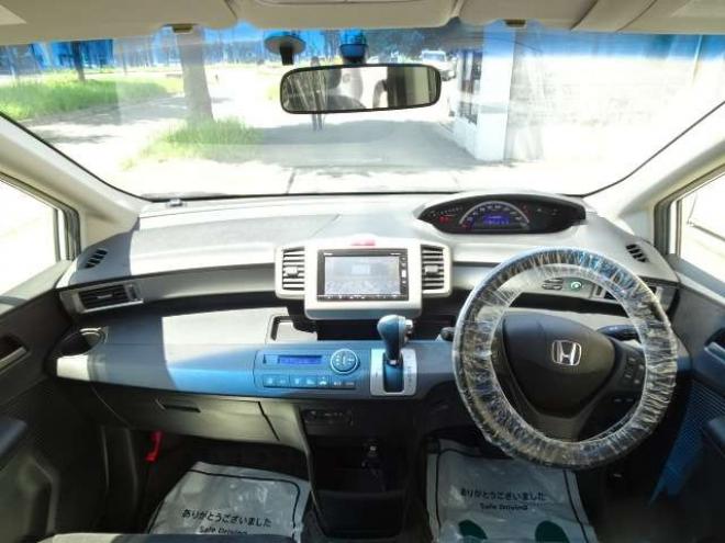 フリード1.5 G プレミアムエディション 4WD　本州車 保証1年 Wパワスラ 後席TV Bカメラ 1500