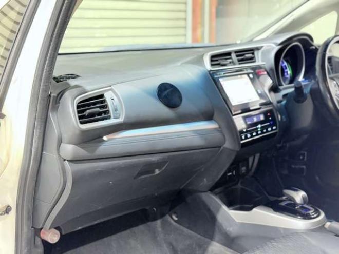 フィット1.5 ハイブリッド Lパッケージ 4WD　下廻防錆TVナビBカメETCエンスタ 1500
