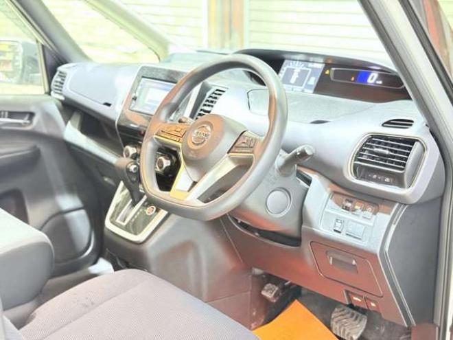 セレナ2.0 X 4WD　下廻防錆TVナビ夏冬タイヤ 2000
