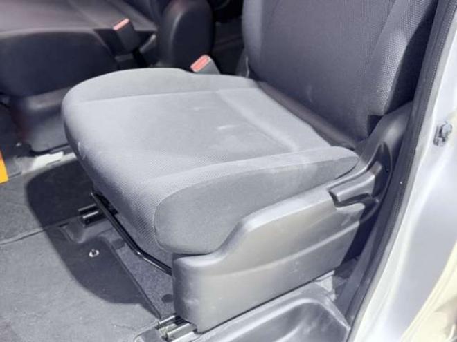 セレナ2.0 X 4WD　下廻防錆TVナビ夏冬タイヤ 2000