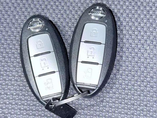 セレナ2.0 X 4WD　下廻防錆TVナビ夏冬タイヤ 2000