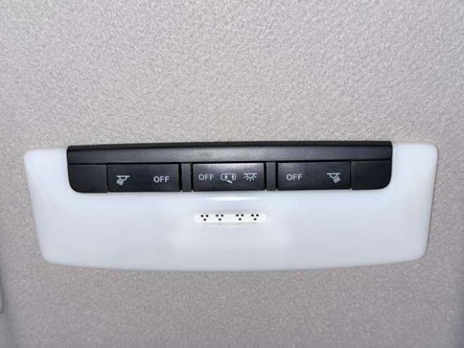 セレナ2.0 X 4WD　下廻防錆TVナビ夏冬タイヤ 2000