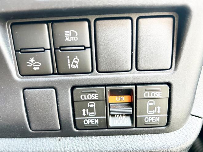 エスクァイア2.0Xi 4WD　ローンが不安な方＜優遇ローン＞モデリスタ　両側パワスラ　純正ナビ 4WD
