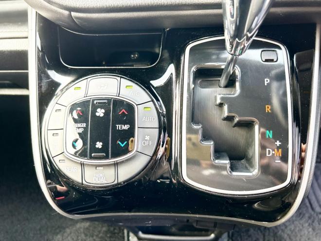 エスクァイア2.0Xi 4WD　ローンが不安な方＜優遇ローン＞モデリスタ　両側パワスラ　純正ナビ 4WD