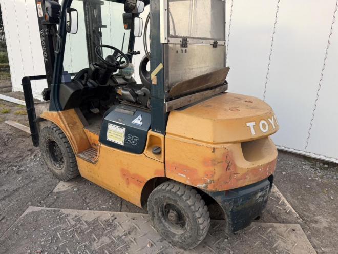 フォークリフト02-7FG25 2.5トン オートマ トルコン式