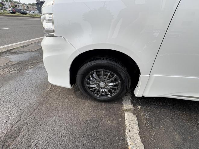 ヴォクシーVOXY 4WD ZS煌Ⅱ 8人乗　寒冷地仕様車　両パワースライドドア　エンジンスターター　Bluetoothフルセグナビ　バックカメラ　POUSHスタート　全磨き済　autoライト 4WD 2000 5Dr