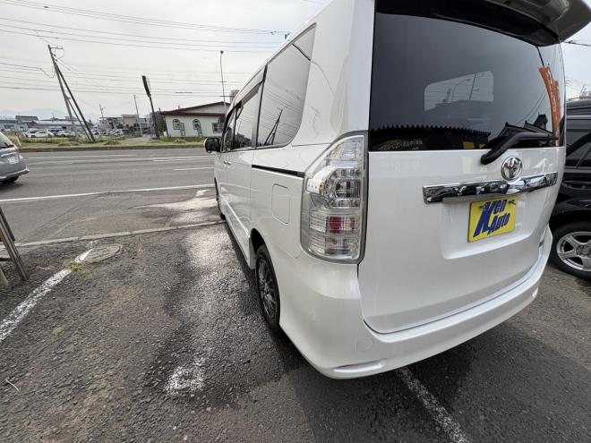 ヴォクシーVOXY 4WD ZS煌Ⅱ 8人乗　寒冷地仕様車　両パワースライドドア　エンジンスターター　Bluetoothフルセグナビ　バックカメラ　POUSHスタート　全磨き済　autoライト 4WD 2000 5Dr