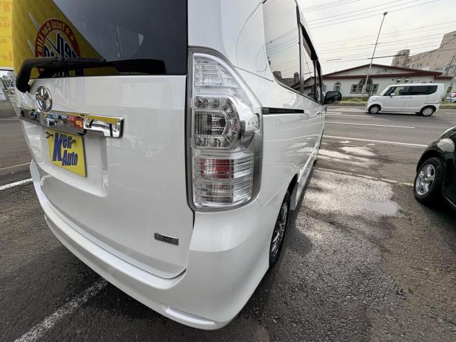 ヴォクシーVOXY 4WD ZS煌Ⅱ 8人乗　寒冷地仕様車　両パワースライドドア　エンジンスターター　Bluetoothフルセグナビ　バックカメラ　POUSHスタート　全磨き済　autoライト 4WD 2000 5Dr
