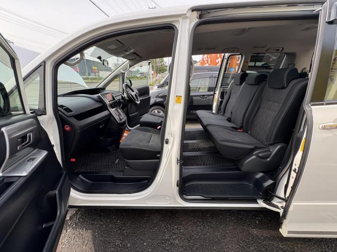 ヴォクシーVOXY 4WD ZS煌Ⅱ 8人乗　寒冷地仕様車　両パワースライドドア　エンジンスターター　Bluetoothフルセグナビ　バックカメラ　POUSHスタート　全磨き済　autoライト 4WD 2000 5Dr