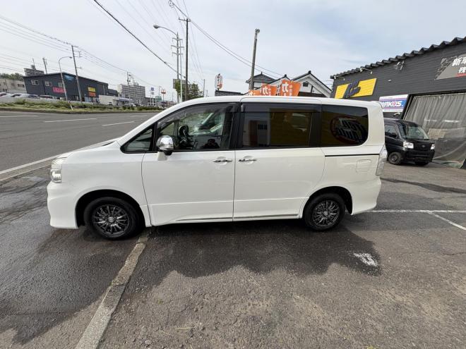 ヴォクシーVOXY 4WD ZS煌Ⅱ 8人乗　寒冷地仕様車　両パワースライドドア　エンジンスターター　Bluetoothフルセグナビ　バックカメラ　POUSHスタート　全磨き済　autoライト 4WD 2000 5Dr