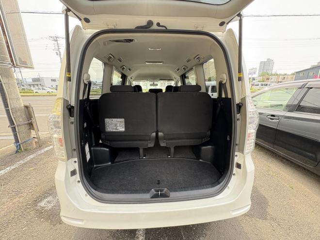ヴォクシーVOXY 4WD ZS煌Ⅱ 8人乗　寒冷地仕様車　両パワースライドドア　エンジンスターター　Bluetoothフルセグナビ　バックカメラ　POUSHスタート　全磨き済　autoライト 4WD 2000 5Dr