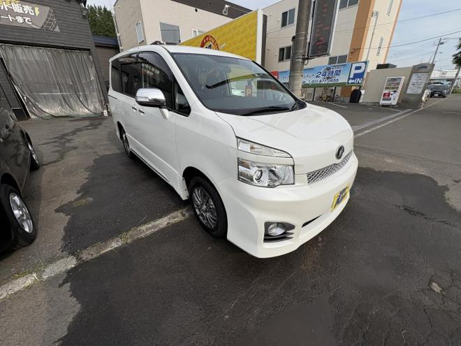 ヴォクシーVOXY 4WD ZS煌Ⅱ 8人乗　寒冷地仕様車　両パワースライドドア　エンジンスターター　Bluetoothフルセグナビ　バックカメラ　POUSHスタート　全磨き済　autoライト 4WD 2000 5Dr