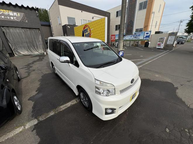 ヴォクシーVOXY 4WD ZS煌Ⅱ 8人乗　寒冷地仕様車　両パワースライドドア　エンジンスターター　Bluetoothフルセグナビ　バックカメラ　POUSHスタート　全磨き済　autoライト 4WD 2000 5Dr