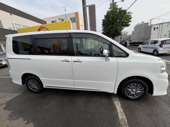 ヴォクシーVOXY 4WD ZS煌Ⅱ 8人乗　寒冷地仕様車　両パワースライドドア　エンジンスターター　Bluetoothフルセグナビ　バックカメラ　POUSHスタート　全磨き済　autoライト 4WD 2000 5Dr