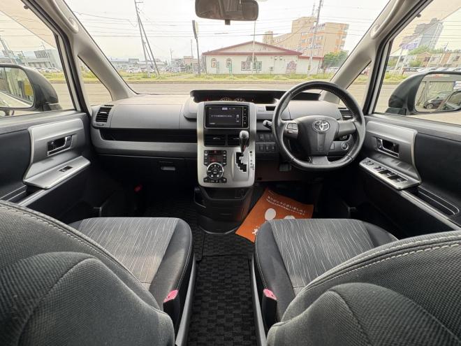 ヴォクシーVOXY 4WD ZS煌Ⅱ 8人乗　寒冷地仕様車　両パワースライドドア　エンジンスターター　Bluetoothフルセグナビ　バックカメラ　POUSHスタート　全磨き済　autoライト 4WD 2000 5Dr