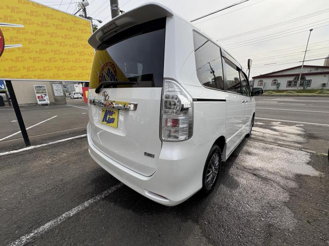 ヴォクシーVOXY 4WD ZS煌Ⅱ 8人乗　寒冷地仕様車　両パワースライドドア　エンジンスターター　Bluetoothフルセグナビ　バックカメラ　POUSHスタート　全磨き済　autoライト 4WD 2000 5Dr
