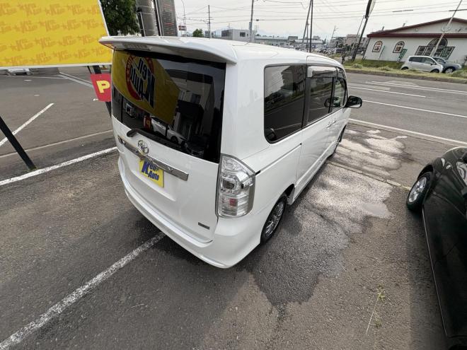 ヴォクシーVOXY 4WD ZS煌Ⅱ 8人乗　寒冷地仕様車　両パワースライドドア　エンジンスターター　Bluetoothフルセグナビ　バックカメラ　POUSHスタート　全磨き済　autoライト 4WD 2000 5Dr