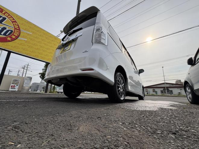 ヴォクシーVOXY 4WD ZS煌Ⅱ 8人乗　寒冷地仕様車　両パワースライドドア　エンジンスターター　Bluetoothフルセグナビ　バックカメラ　POUSHスタート　全磨き済　autoライト 4WD 2000 5Dr