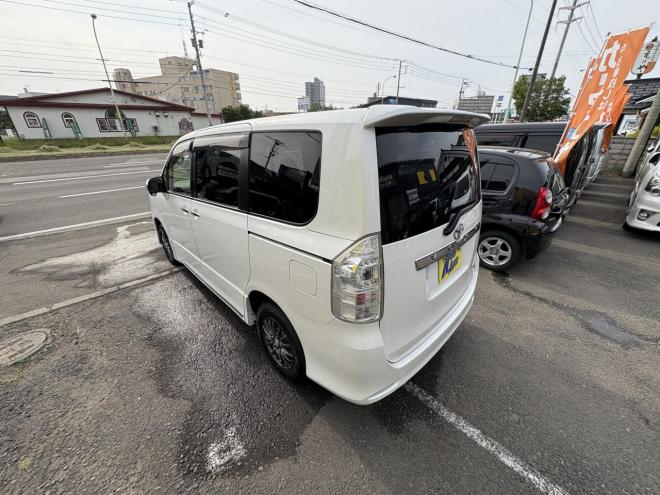 ヴォクシーVOXY 4WD ZS煌Ⅱ 8人乗　寒冷地仕様車　両パワースライドドア　エンジンスターター　Bluetoothフルセグナビ　バックカメラ　POUSHスタート　全磨き済　autoライト 4WD 2000 5Dr
