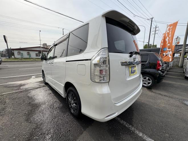 ヴォクシーVOXY 4WD ZS煌Ⅱ 8人乗　寒冷地仕様車　両パワースライドドア　エンジンスターター　Bluetoothフルセグナビ　バックカメラ　POUSHスタート　全磨き済　autoライト 4WD 2000 5Dr