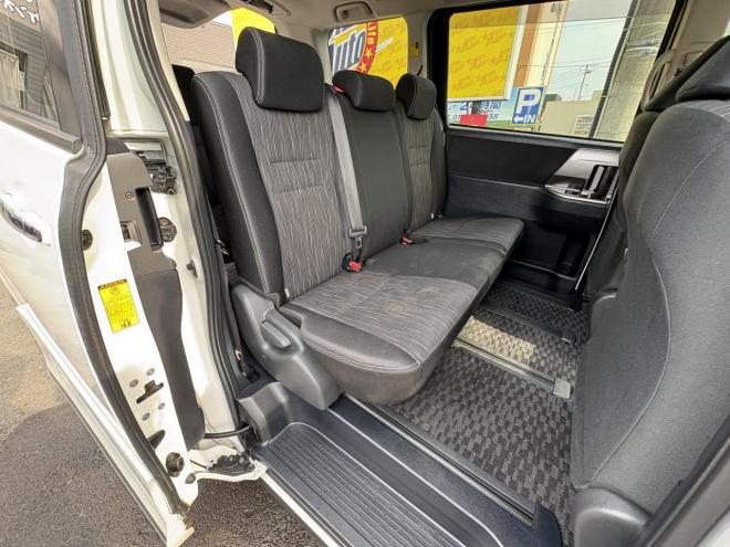 ヴォクシーVOXY 4WD ZS煌Ⅱ 8人乗　寒冷地仕様車　両パワースライドドア　エンジンスターター　Bluetoothフルセグナビ　バックカメラ　POUSHスタート　全磨き済　autoライト 4WD 2000 5Dr
