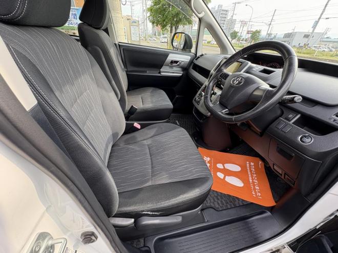 ヴォクシーVOXY 4WD ZS煌Ⅱ 8人乗　寒冷地仕様車　両パワースライドドア　エンジンスターター　Bluetoothフルセグナビ　バックカメラ　POUSHスタート　全磨き済　autoライト 4WD 2000 5Dr