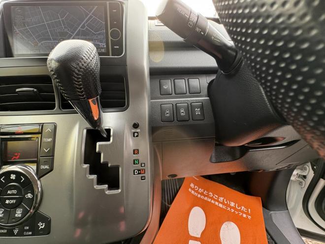 ヴォクシーVOXY 4WD ZS煌Ⅱ 8人乗　寒冷地仕様車　両パワースライドドア　エンジンスターター　Bluetoothフルセグナビ　バックカメラ　POUSHスタート　全磨き済　autoライト 4WD 2000 5Dr
