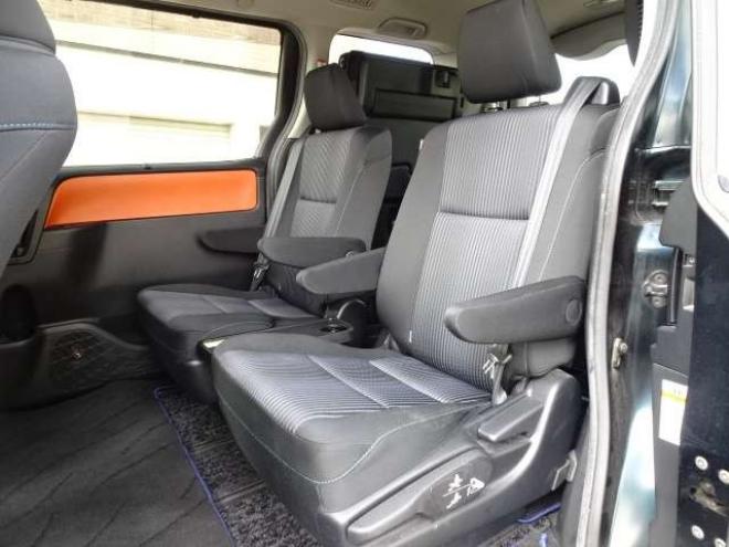 ヴォクシー2.0 ZS 4WD　保証1年　Wパワスラ　ナビ 地デジ Bカメラ 2000