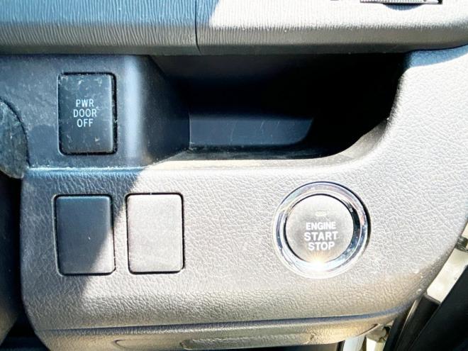 ヴォクシー2.0ZS煌Ⅲ 4WD　ローンが不安な方＜優遇ローン＞1年保証　両側Pスラ　後席モニター　Bカメラ