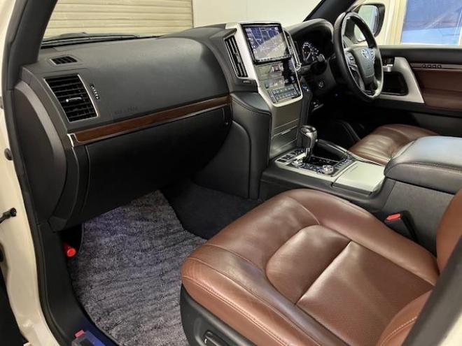 ランドクルーザー２００系後期型　ＺＸ　ワンオーナー　本州仕入　寒冷地仕様　禁煙車　トヨタセーフティセンス　純正２０インチＡＷ　モデリスタスポイラー＆マフラー　電動サンルーフ　純正ブラウンレザーシート　アルパイン９インチナビ（フルセグ地デジ　ＤＶＤ再生　Ｂｌｕｅｔｏｏｔｈ対応）＋バックカメラ　ブラインドスポット　車線逸脱警報　パワーバックドア　クルーズコントロール　純正エンジンスターター　シートヒーター＆クーラー　ステアリングヒーター　両席パワーシート　ＥＴＣ 4WD 4600 5Dr