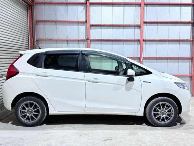 フィット1.5 ハイブリッド Fパッケージ 4WD　下廻防錆TVナビBカメエンスタETC 1500