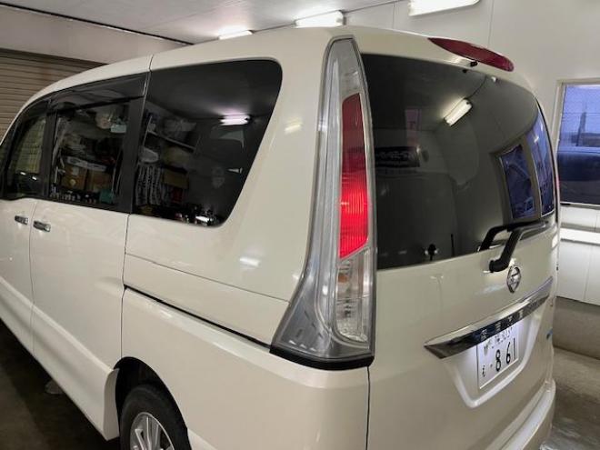 セレナハイウェイスター　寒冷地仕様　禁煙車　ＷＡＫＯＳバリアスコーティング済　純正１５インチＡＷ　社外１５ＡＷ＋スタッドレスタイヤ付　両側パワースライドドア　カロッツェリアディスプレイオーディオ（ＤＶＤ再生　ＵＳＢ）　クルーズコントロール　純正エンジンスターター　インテリジェントキー　アイドリングストップ　横滑り防止装置　ＨＩＤ　タイミングチェーン 4WD 2000 5Dr