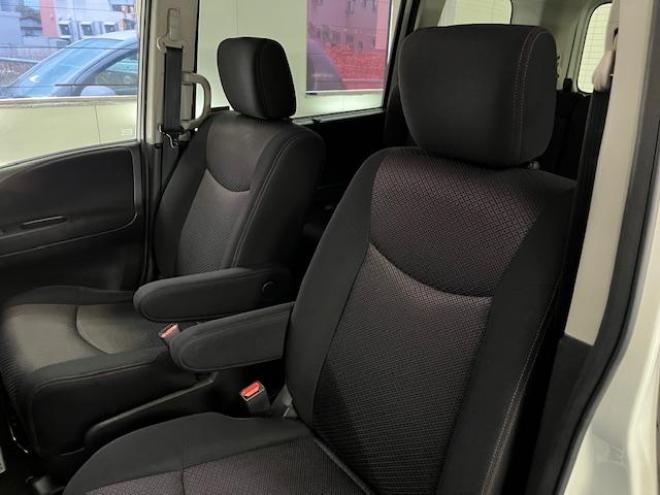 セレナハイウェイスター　寒冷地仕様　禁煙車　ＷＡＫＯＳバリアスコーティング済　純正１５インチＡＷ　社外１５ＡＷ＋スタッドレスタイヤ付　両側パワースライドドア　カロッツェリアディスプレイオーディオ（ＤＶＤ再生　ＵＳＢ）　クルーズコントロール　純正エンジンスターター　インテリジェントキー　アイドリングストップ　横滑り防止装置　ＨＩＤ　タイミングチェーン 4WD 2000 5Dr