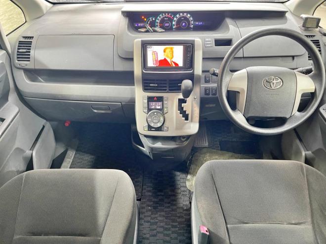ヴォクシー2.0X Lエディション 4WD 5年保証 スマキー 両側パワスラ ナビTV Bカメ 夏冬タイヤ 寒冷地仕様 禁煙 修復歴無