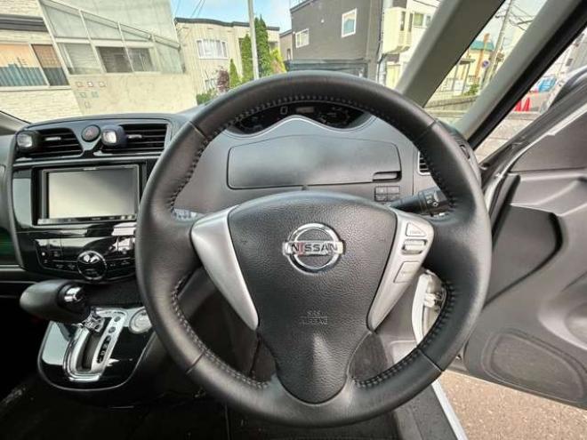 セレナ2.0 ハイウェイスター Vセレクション 4WD　左右電動スライドドア 2000
