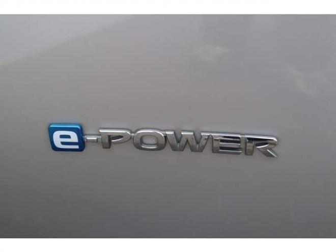 ノート1.2 e-POWER B FOUR 4WD　社外ナビ　車両接近通報　車線逸脱警報 1200