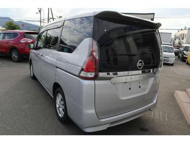セレナ2.0 X 4WD　CDプレイヤー　クルコン　オートライト 2000