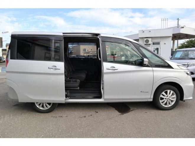 セレナ2.0 X 4WD　CDプレイヤー　クルコン　オートライト 2000