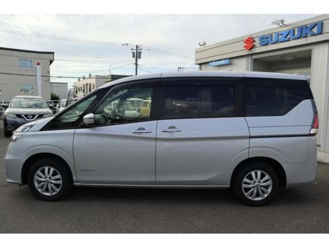 セレナ2.0 X 4WD　CDプレイヤー　クルコン　オートライト 2000