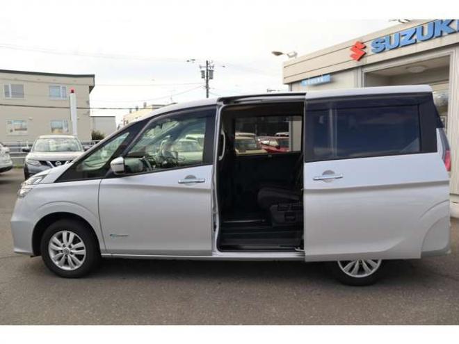 セレナ2.0 X 4WD　CDプレイヤー　クルコン　オートライト 2000