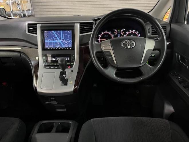 アルファード２４０Ｓ　後期型　本州仕入　禁煙車　ＷＡＫＯＳバリアスコーティング済　純正１８インチＡＷ　社外１６ＡＷ＋スタッドレスタイヤ付　両側パワースライドドア　純正ＨＤＤナビ（フルセグ地デジ　ＤＶＤ再生　Ｂｌｕｅｔｏｏｔｈ）＋バックカメラ　コーナーセンサー　横滑り防止装置　ｎａｎｏｅ空気清浄　ＨＩＤ　ＥＴＣ 　タイミングチェーン 4WD 2400 5Dr