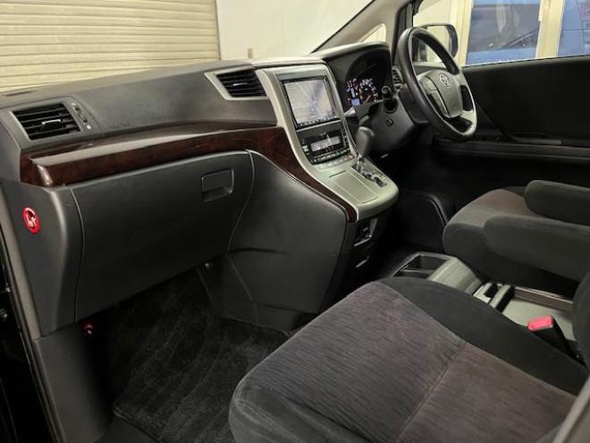 アルファード２４０Ｓ　後期型　本州仕入　禁煙車　ＷＡＫＯＳバリアスコーティング済　純正１８インチＡＷ　社外１６ＡＷ＋スタッドレスタイヤ付　両側パワースライドドア　純正ＨＤＤナビ（フルセグ地デジ　ＤＶＤ再生　Ｂｌｕｅｔｏｏｔｈ）＋バックカメラ　コーナーセンサー　横滑り防止装置　ｎａｎｏｅ空気清浄　ＨＩＤ　ＥＴＣ 　タイミングチェーン 4WD 2400 5Dr