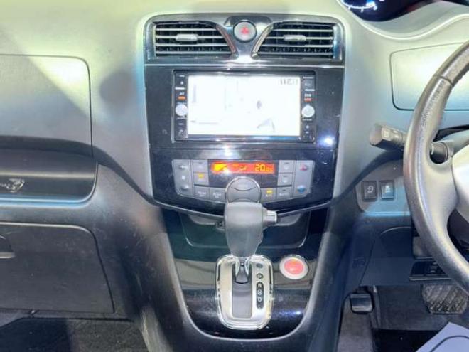 セレナ2.0 ハイウェイスター Vセレクション+SafetyII 4WD　下部防錆TVナビBカメ後席モニタ 2000